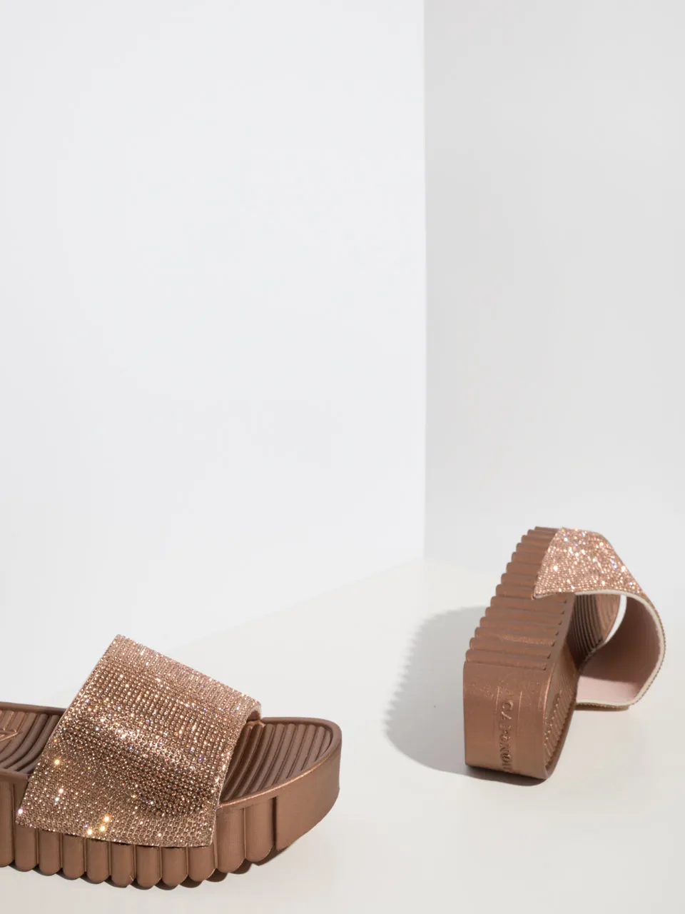 SandyBrown Appliqués Flip-Flops